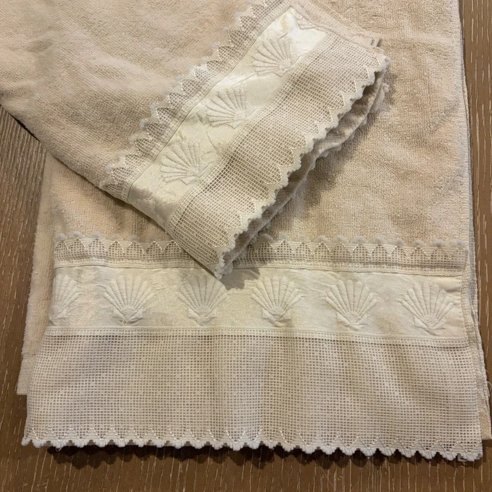 Vintage 2pc Bath & Hand Towel Set Ivory Seashell Lace Coastal Cottage Decor